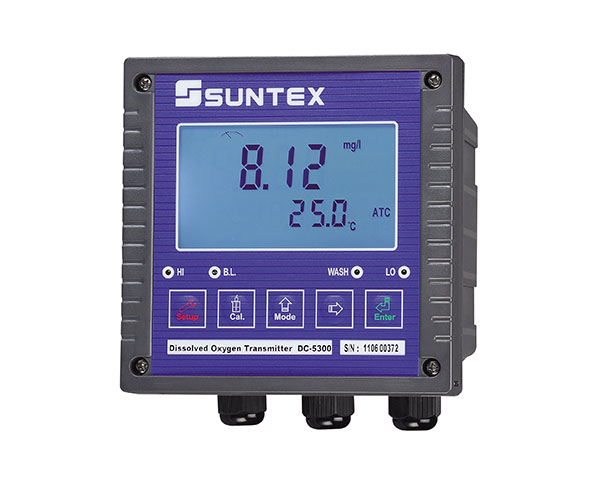 ■ 144X144 標(biāo)準(zhǔn)設(shè)計(jì)酸堿度/氧化還原變送器 ■ 一體成型外箱、透明前蓋設(shè)計(jì)，具防水、防酸氣等功能 ■ 大型液晶顯示幕，pH/ORP、Temp.手動(dòng)按鍵切換顯示 ■ LED 燈號(hào)指示 Hi、Lo 動(dòng)作狀態(tài) ■ 具手動(dòng)校正；手動(dòng)/自動(dòng)選擇溫度補(bǔ)償?shù)裙δ?■ 操作簡單方便