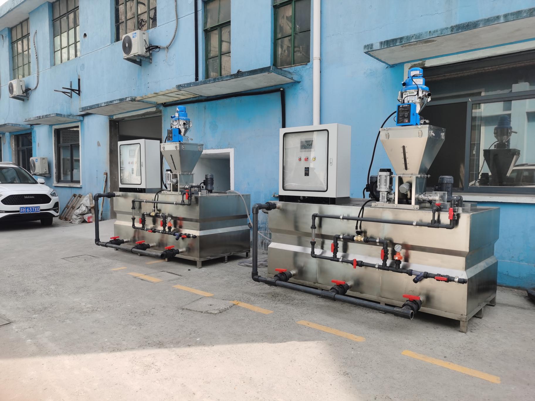 本機(jī)小巧玲瓏，主要由1、電控系統(tǒng)，2、料斗，3、定量干粉投加器，  4、攪拌機(jī)，5、溶液箱，6、排空系統(tǒng)，7、給水系統(tǒng)組成