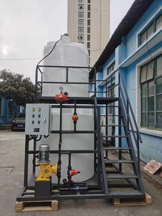 加藥裝置組成結(jié)構(gòu)有：加藥箱、液位計(jì)、計(jì)量箱、攪拌器、加藥計(jì)量泵、安全閥、壓力表、控制柜、閥門以及管路集中布置，各部件的材質(zhì)主要分不銹鋼和碳鋼襯膠