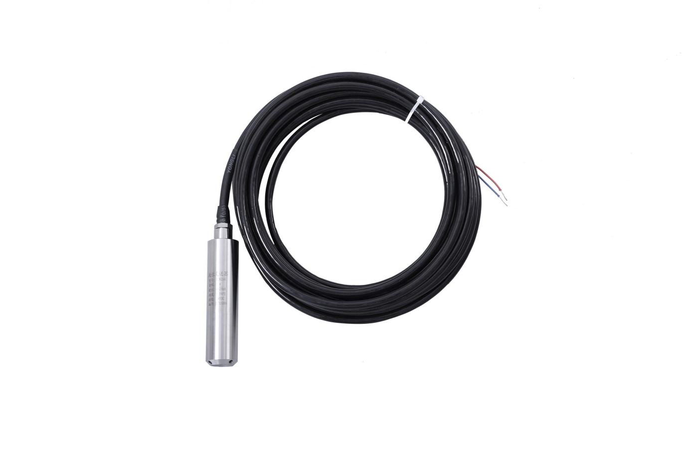 把與液位深度成正比的液體靜態(tài)壓力準(zhǔn)確測(cè)量出來，經(jīng)過信號(hào)調(diào)理電路轉(zhuǎn)換成標(biāo)準(zhǔn)（電壓或電壓）信號(hào)輸出，建立起輸出信號(hào)與液位深度的線性對(duì)應(yīng)關(guān)系，實(shí)現(xiàn)對(duì)液體深度的測(cè)量。由傳感器、導(dǎo)氣電纜、不銹鋼筒等組成。產(chǎn)品精度高、體積小，直接投入液體中，即可測(cè)量出變送器末端到液面的液體高度，使用方便。適用于石油、化工、電廠、城市供水、水文勘探領(lǐng)域的液位測(cè)量與控制。