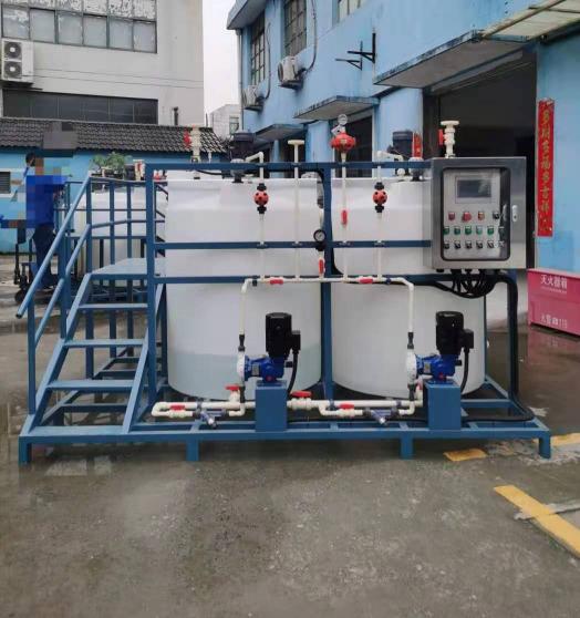 （加藥設(shè)備）非標(biāo)定制 帶扶梯 雙桶雙泵帶PLC