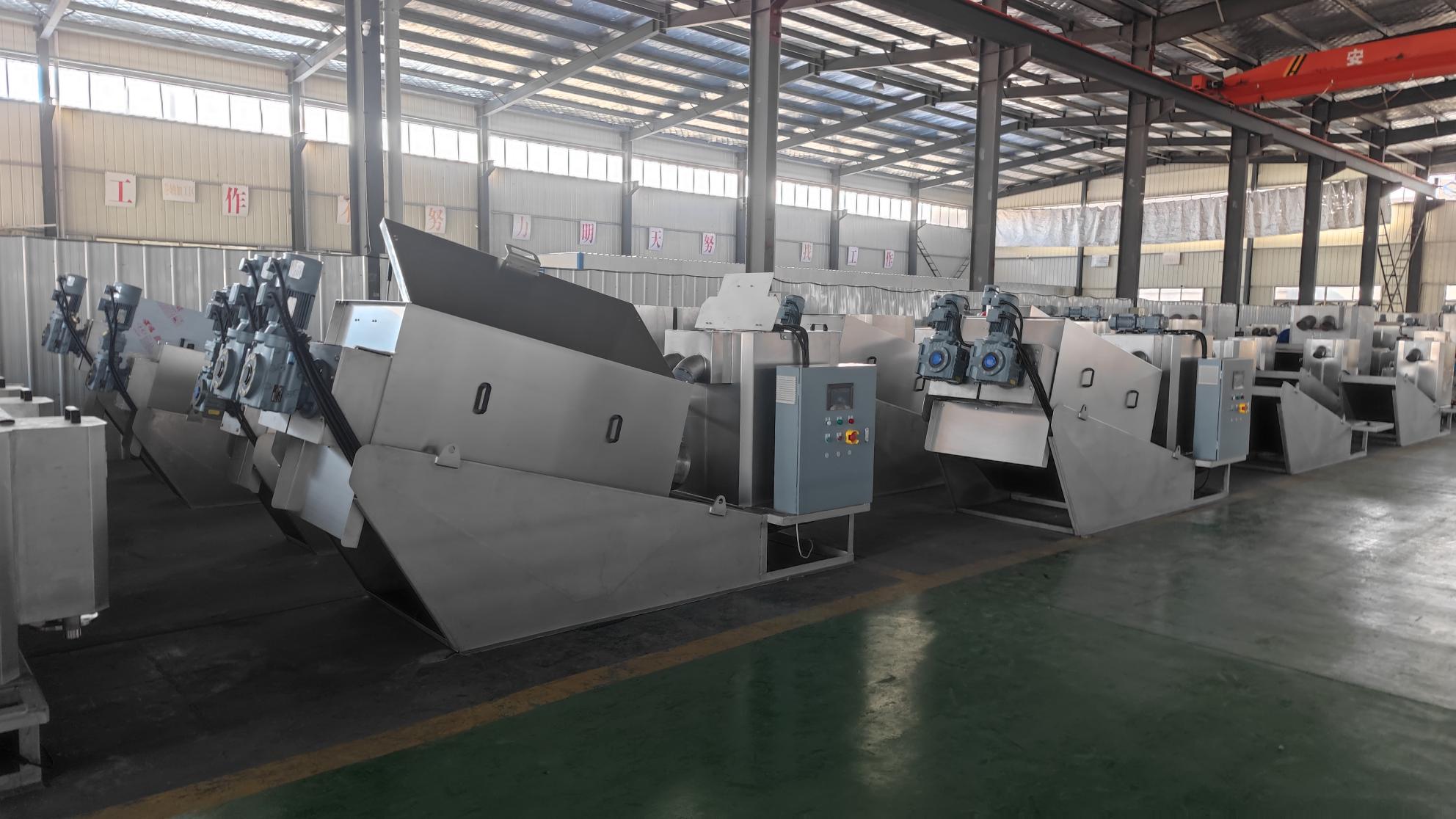 疊螺式污泥脫水機(jī)是集全自動(dòng)PLC控制柜、污泥濃縮脫水本體及絮凝箱于一體，可在全自動(dòng)運(yùn)行的條件下，實(shí)現(xiàn)高效的絮凝，連續(xù)完成污泥濃縮壓榨脫水工作，將收集的濾液回流或排放，脫水的污泥排出。